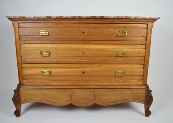 How to choose an antique chest of drawers?