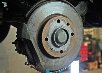 What are the benefits of an independent garage in Reading for car repairs?