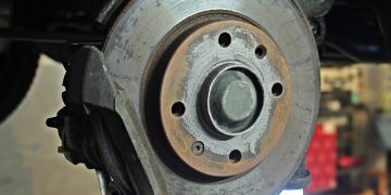 What are the benefits of an independent garage in Reading for car repairs?