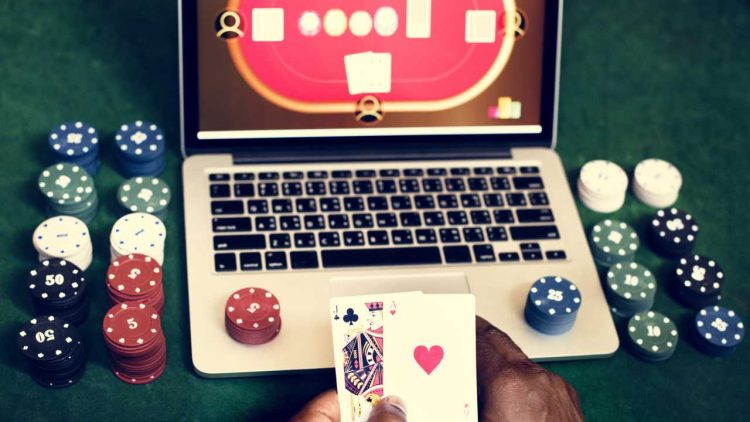 Advantages of Gambling at Online Casinos