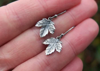 The Enduring Allure of Handmade Jewellery: A Testament to Craftsmanship and Individuality