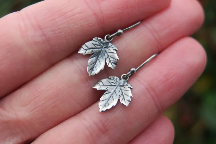 The Enduring Allure of Handmade Jewellery: A Testament to Craftsmanship and Individuality