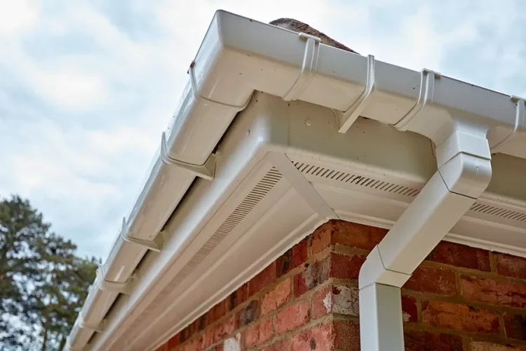 Streamline Your Guttering Needs: Why Builders Offer Efficient and Effective Solutions