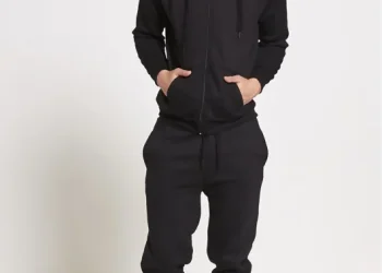 Comfort and Style: The Enduring Appeal of Tracksuits for Gym and Streetwear
